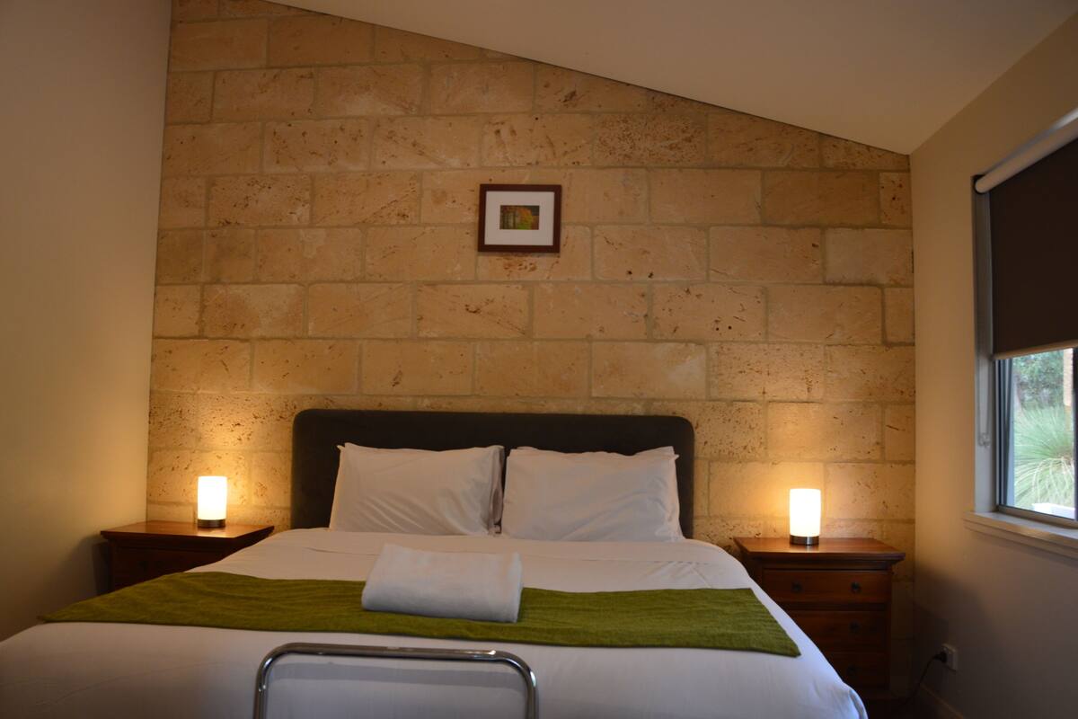 Acacia Two - Overlooking Bushland