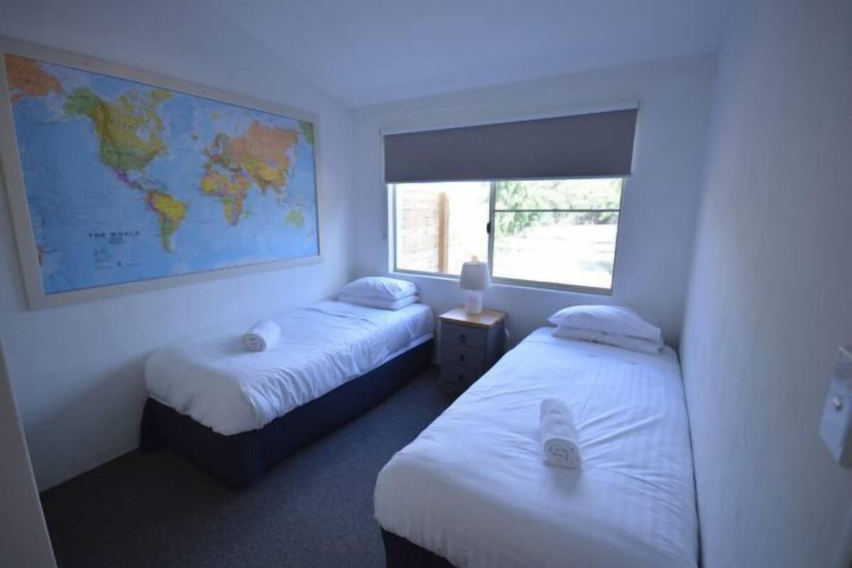 2 bedrooms, iron/ironing board, free WiFi, bed sheets