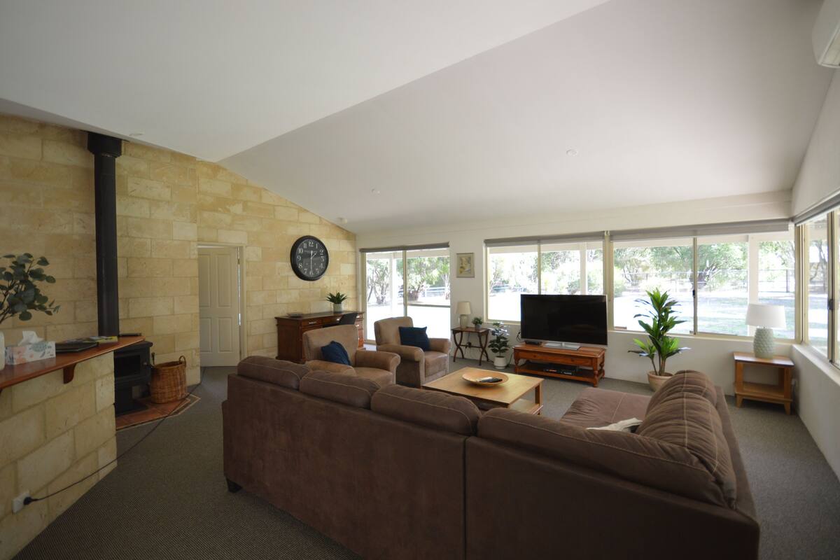 Acacia Four - Overlooking Dam | Living area