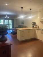 Refrigerador con freezer, microondas, horno, placa de cocina