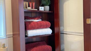 Artículos de tocador gratuitos, secador de pelo, toallas