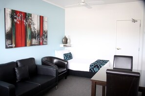 Leilighet, 1 soverom | Oppholdsområde | En 42-tommers plasma-TV med digitale kanaler samt TV