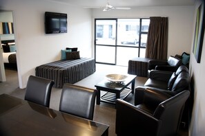 Apartamento, 1 habitación | Sala de estar | Televisión de plasma de 42 pulgadas con canales digitales