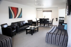 Leilighet, 1 soverom | Oppholdsrom | En 42-tommers plasma-TV med digitale kanaler samt TV