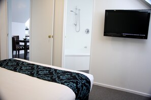 One Bedroom Spa Apartment  | Premium bedding, iron/ironing board, free WiFi, bed sheets - Camelot on Ulster (Hamilton)