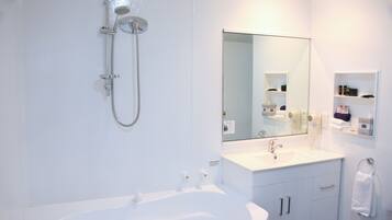 Estudio Deluxe | Baño | Amenidades de baño gratuitas, secadora de cabello, toallas