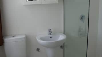 Camera, non fumatori, balcone | Bagno | Soffione a pioggia, asciugamani, sapone, carta igienica
