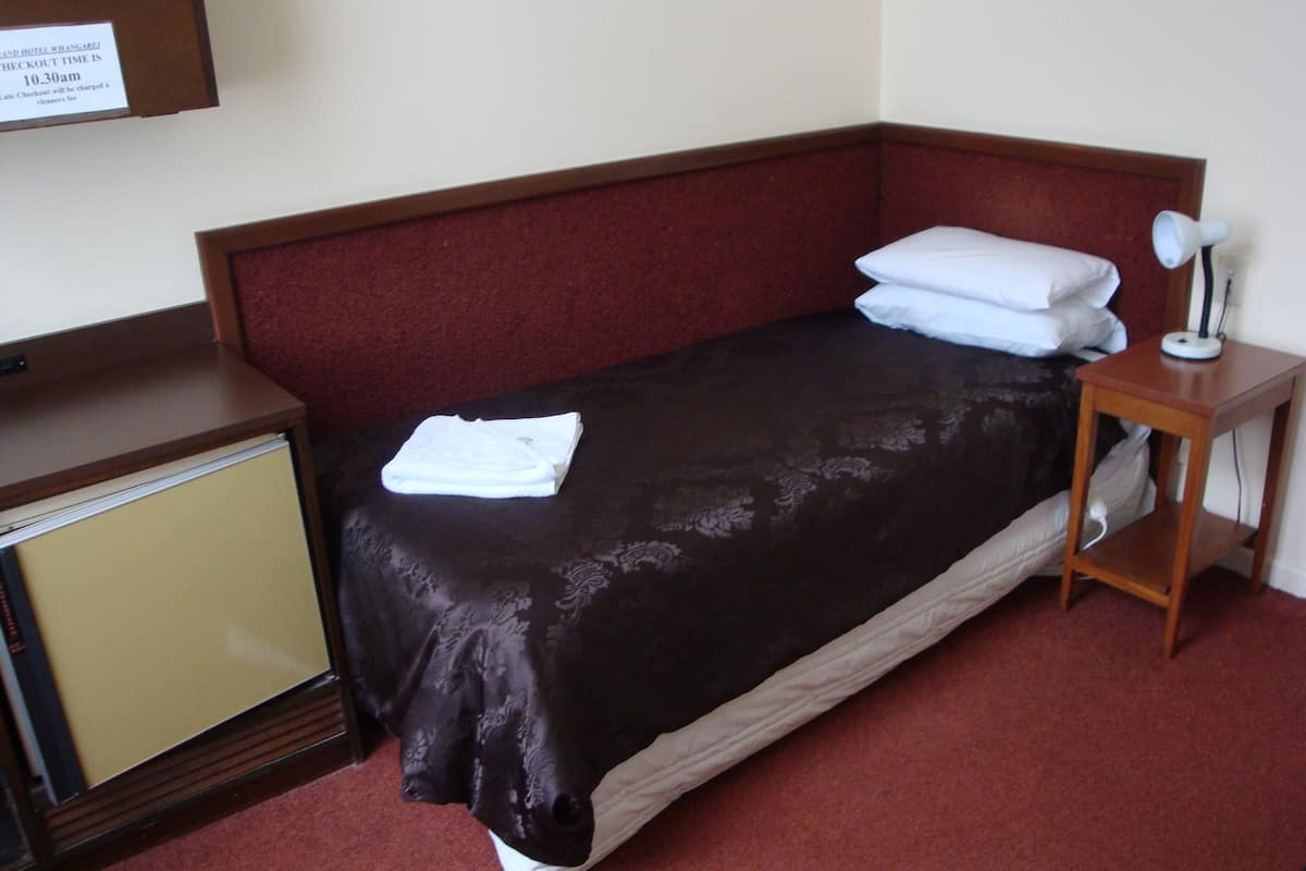 Single Room, Non Smoking | Desk, iron/ironing board, free WiFi, bed sheets