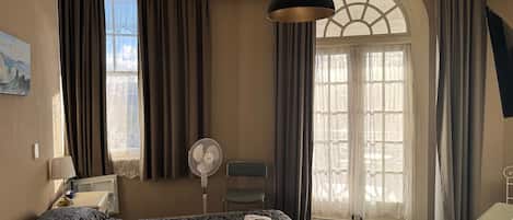 Chambre, non-fumeur, balcon | Décor unique, ameublement unique, fer et planche à repasser