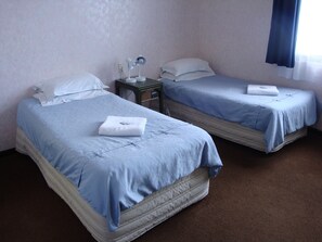 Tabla de planchar con plancha, wifi gratis y ropa de cama 