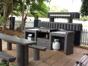 BBQ/picnic area - Aspley Motor Inn (Aspley)