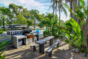 BBQ/picnic area - Aspley Motor Inn (Aspley)