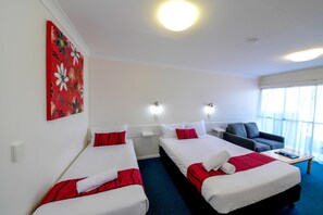 Desk, iron/ironing board, free WiFi, bed sheets - Aspley Motor Inn (Aspley)
