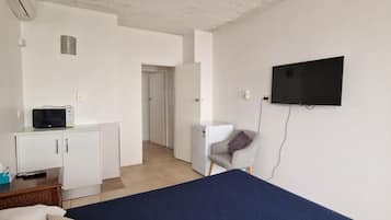 Standard-Doppelzimmer, 1 Queen-Bett, Kühlschrank und Mikrowelle | 1 Schlafzimmer, Bettwäsche