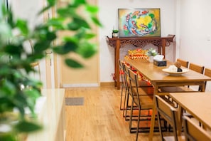 A dining area with a wooden table, chairs, and a decorative centerpiece. - Sarnn Sukhumvit 28 (Bangkok)