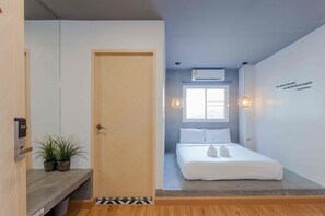 Double Room, Non Smoking | In-room safe, blackout drapes, free WiFi, bed sheets