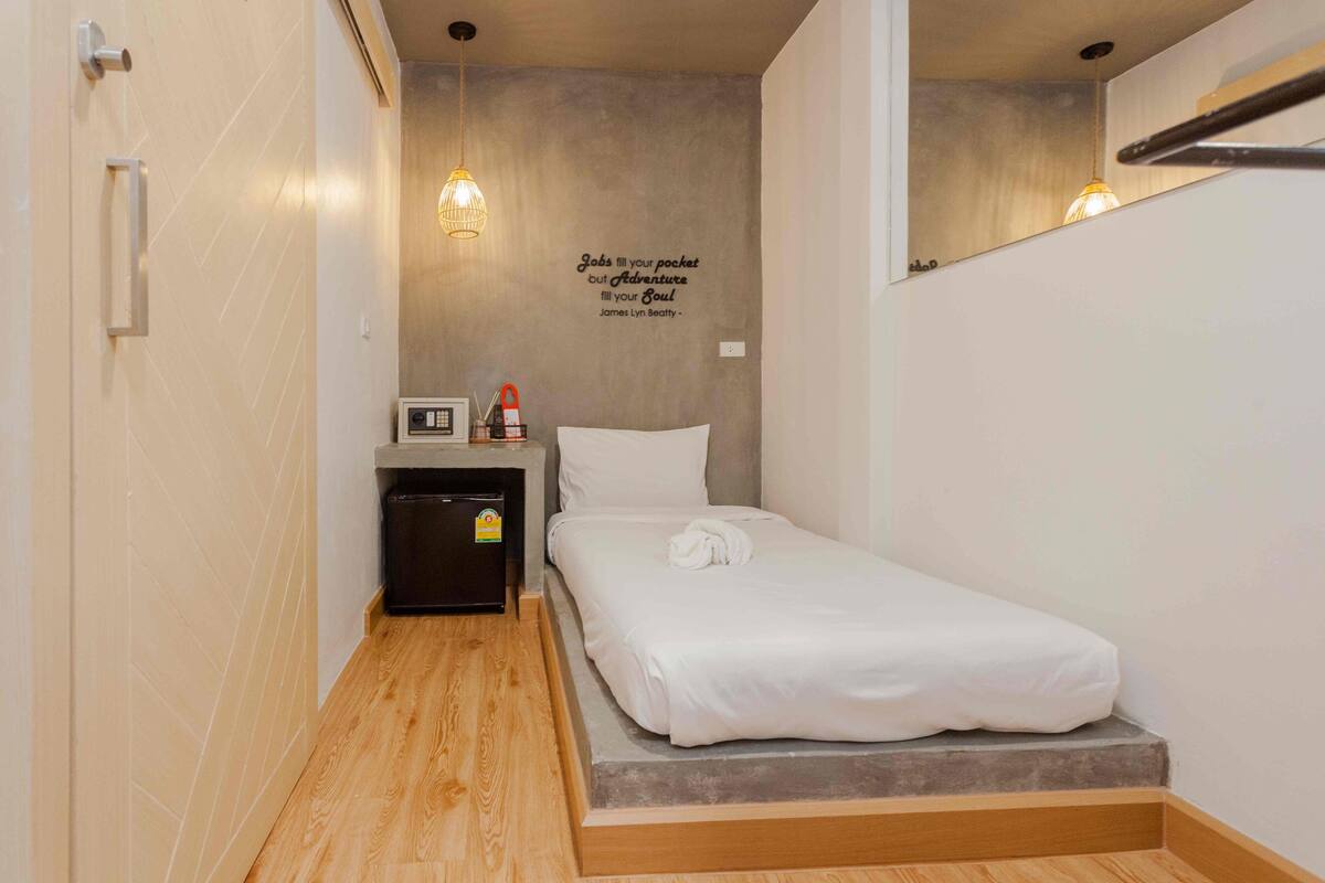 Single Room, Non Smoking | In-room safe, blackout drapes, free WiFi, bed sheets