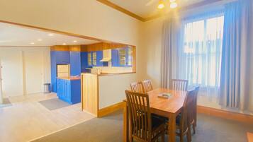 3 Bedroom Holiday Apartment | In-room dining