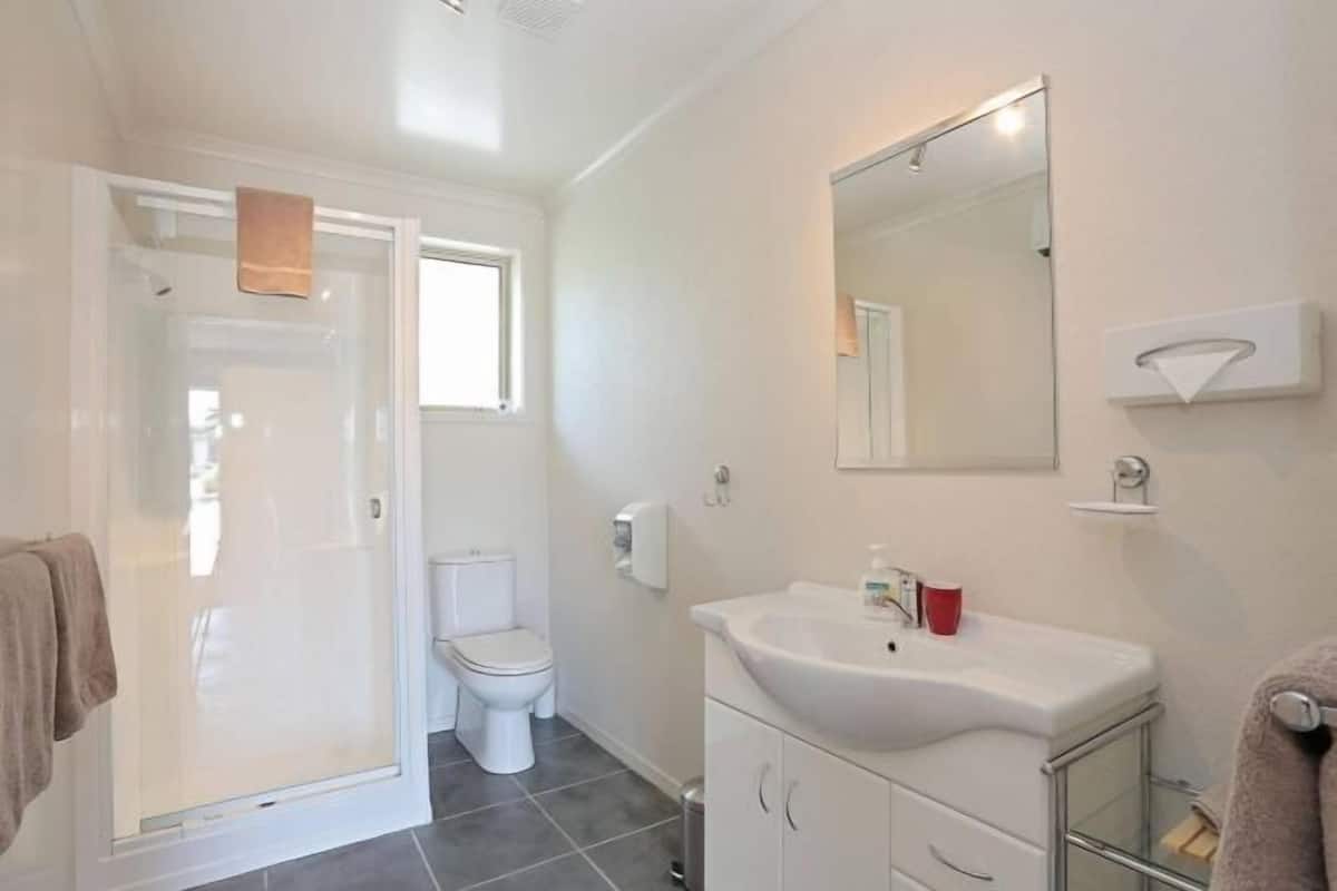 Bathroom | Shower, free toiletries, hair dryer, towels