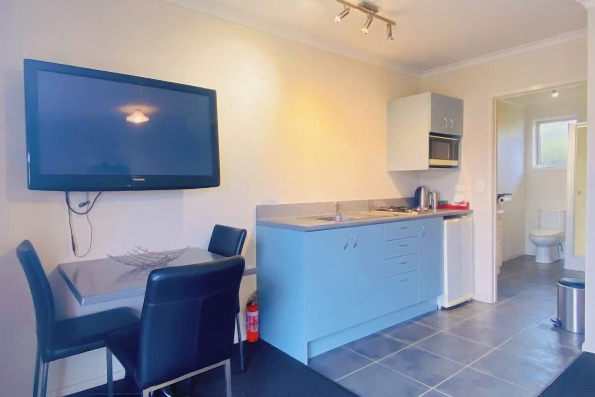 Private kitchen | Coffee/tea maker, microwave, stovetop, electric kettle
