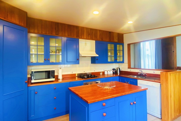 3 Bedroom Holiday Apartment | Private kitchen | Microwave, stovetop, coffee/tea maker, electric kettle