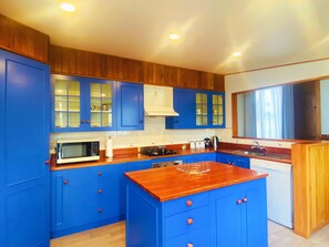 Casa estándar, 3 habitaciones | Cocina privada | Microondas, parrilla de estufa, cafetera y tetera y tetera eléctrica 
