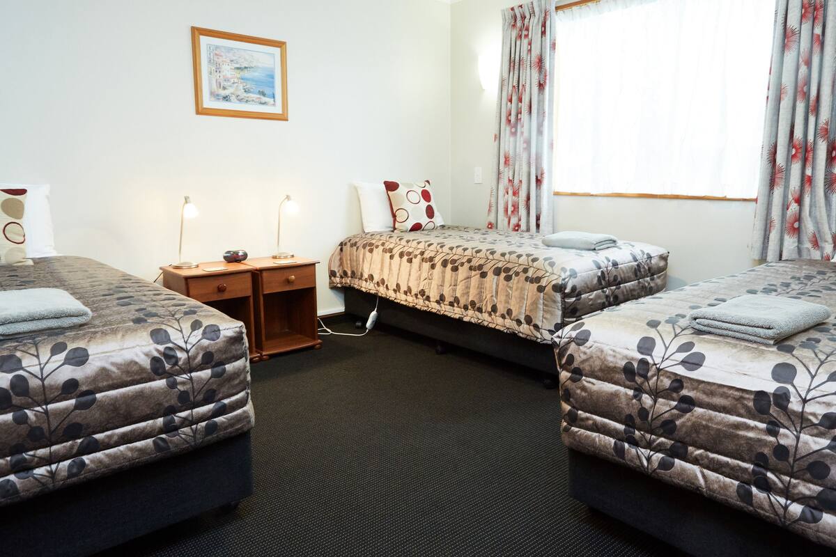 Standard Suite, 2 Bedrooms, Non Smoking, Kitchenette | Iron/ironing board, WiFi (free), bed sheets