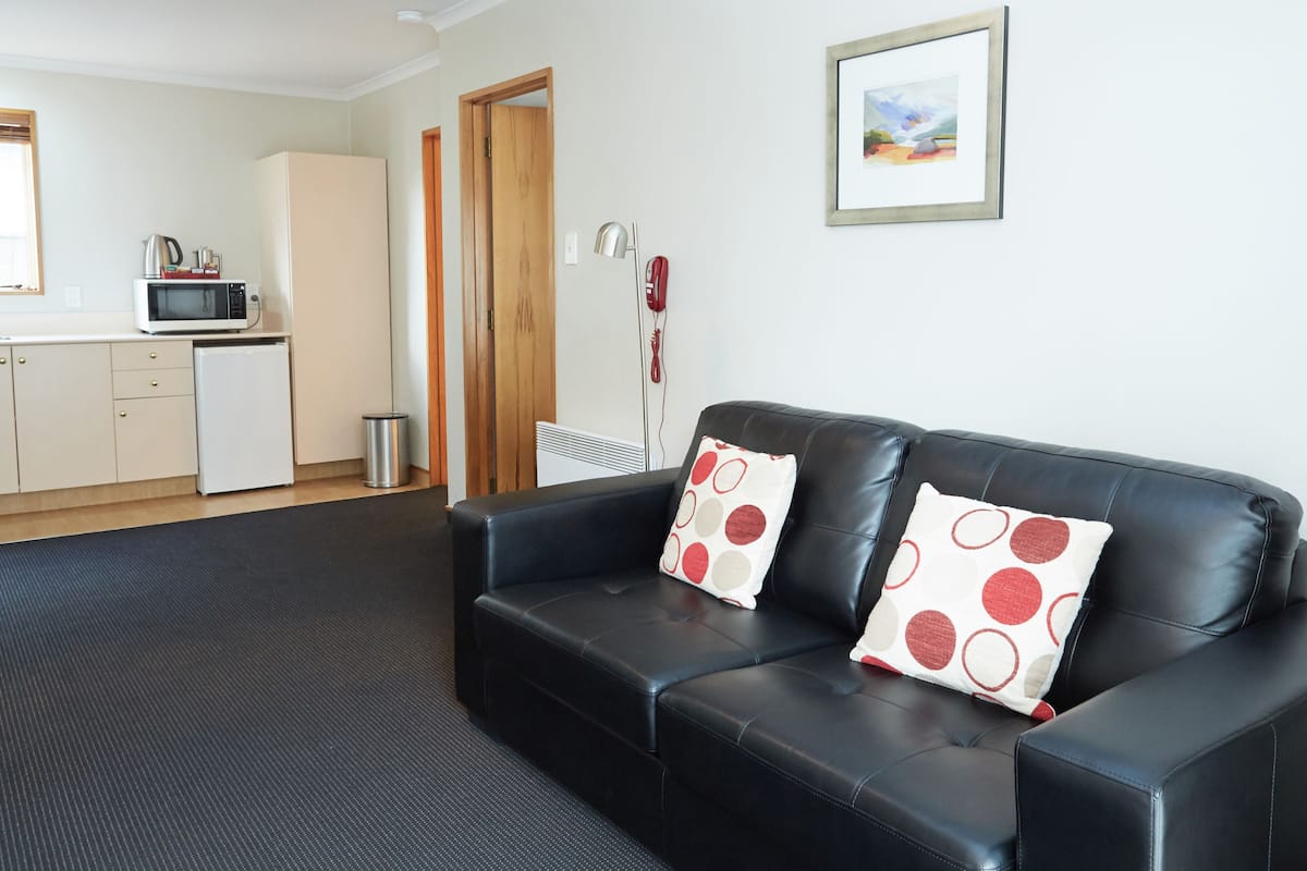 Standard Room, 1 Bedroom, Non Smoking, Kitchenette (Queen Bed) | 2 bedrooms, iron/ironing board, free WiFi, bed sheets