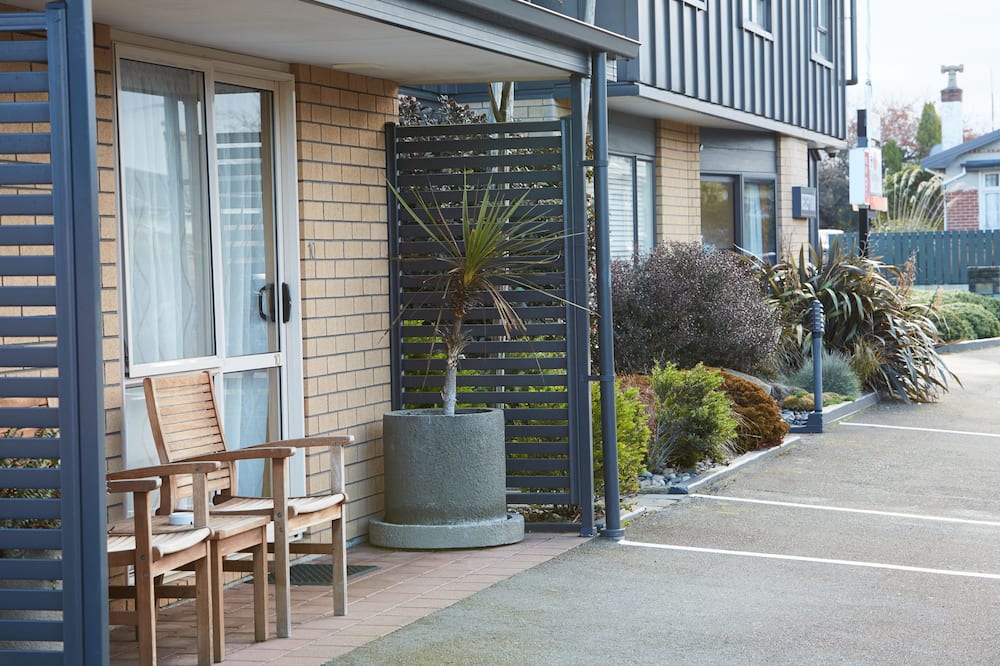 Admiral Court Motel & Apartments