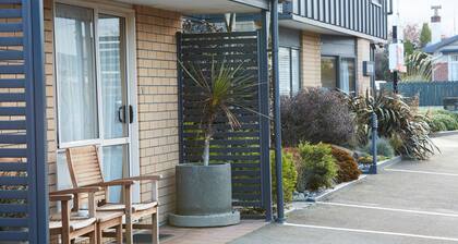 Admiral Court Motel & Apartments