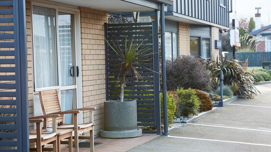 Admiral Court Motel & Apartments