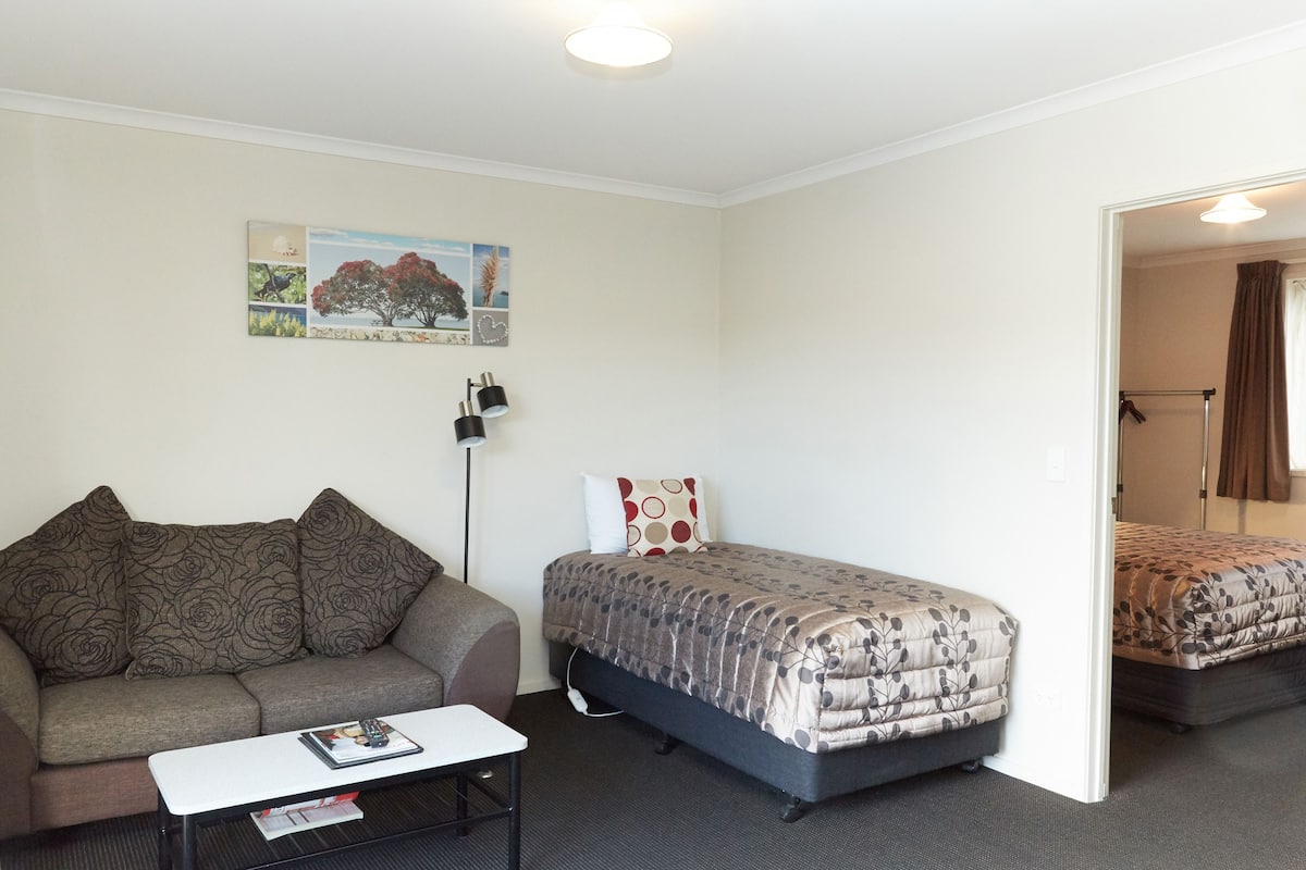 Deluxe Room, 1 Bedroom, Non Smoking, Kitchenette (One Bedroom Deluxe) | 2 bedrooms, iron/ironing board, free WiFi, bed sheets