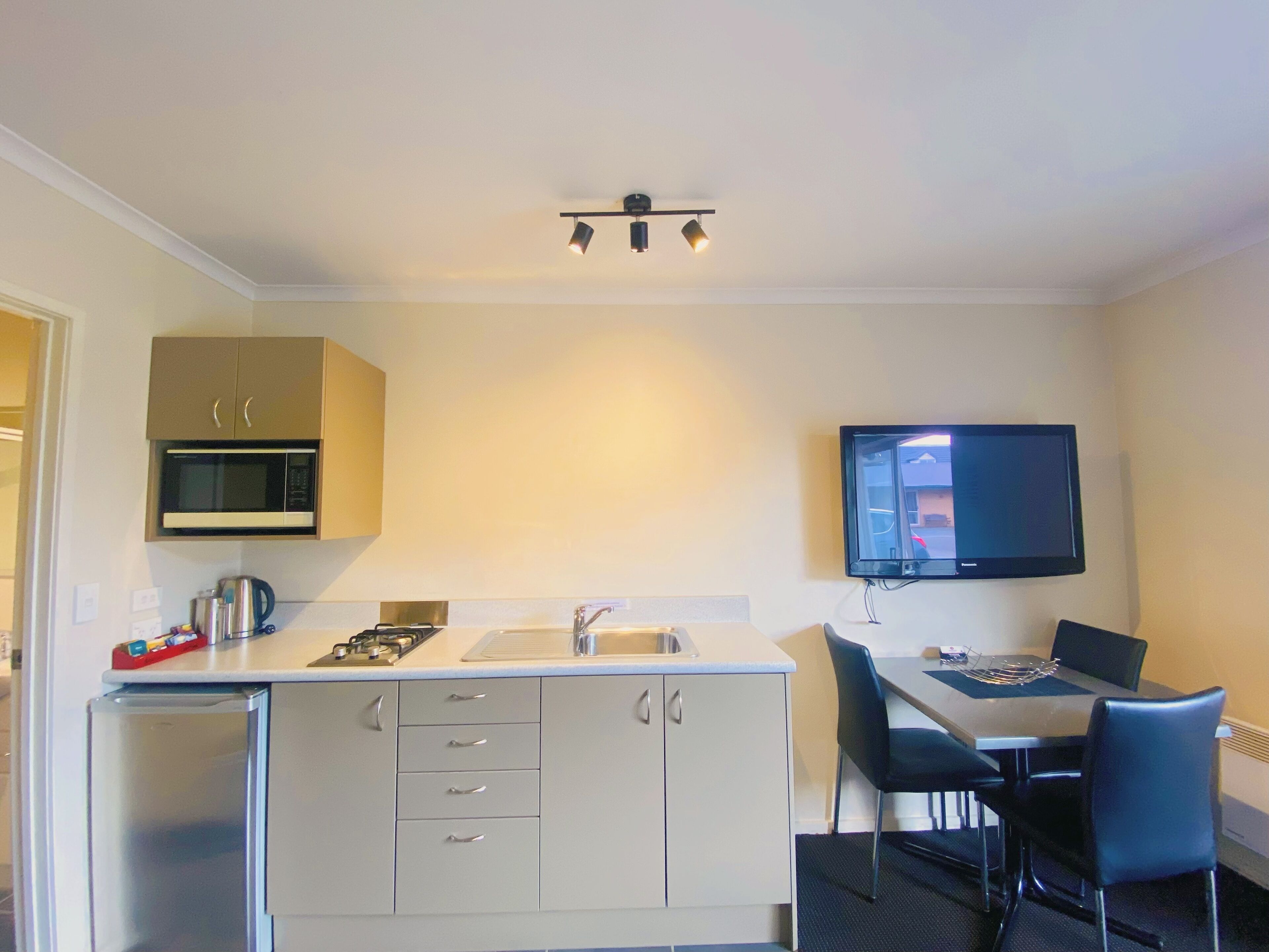 Deluxe Room, 1 Bedroom, Non Smoking, Kitchenette (One  Bedroom Deluxe) | In-room dining