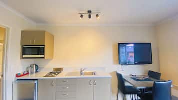 Deluxe Room, 1 Bedroom, Non Smoking, Kitchenette (One Bedroom Deluxe) | In-room dining