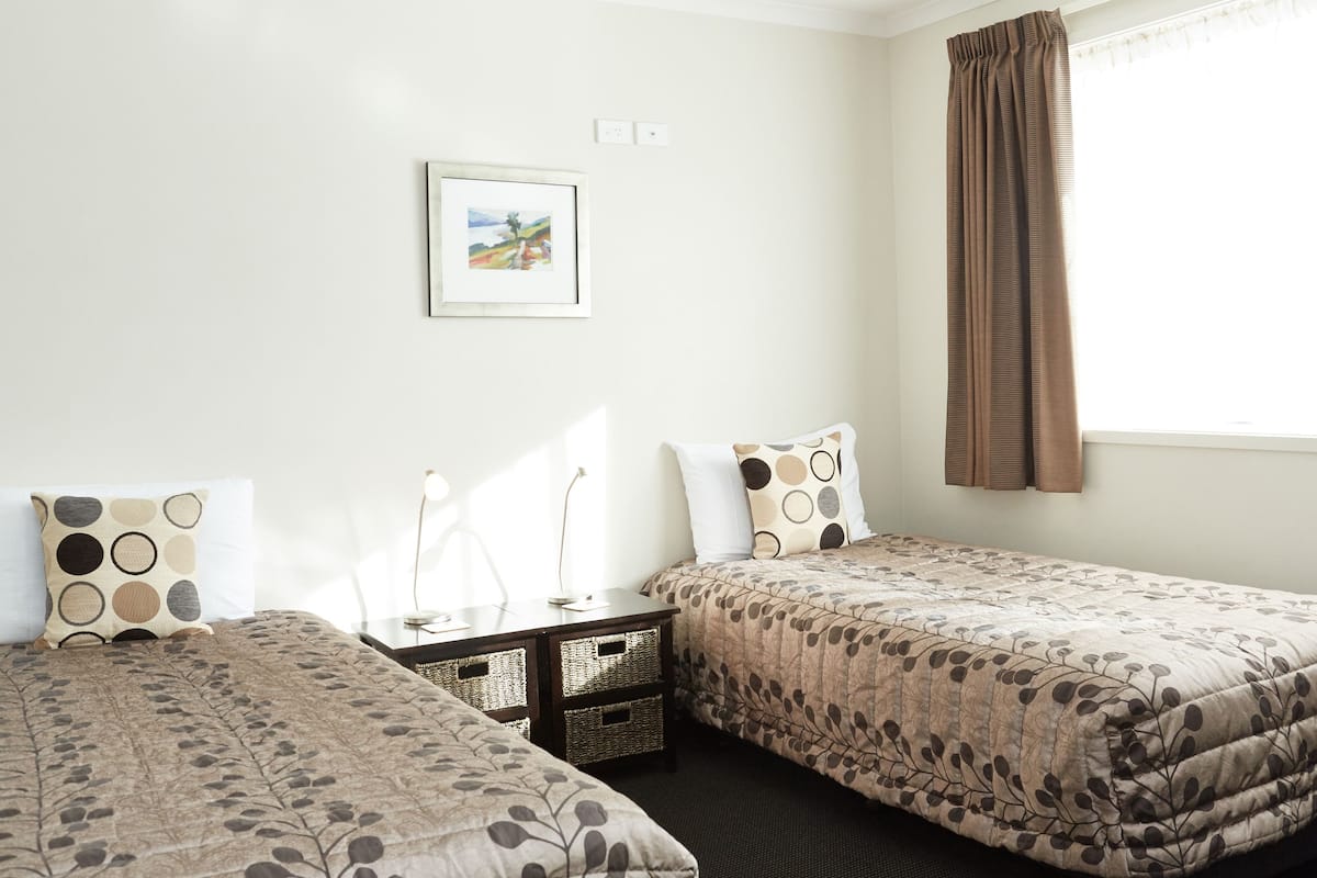 Deluxe Suite, 2 Bedrooms, Non Smoking, Kitchenette | 2 bedrooms, iron/ironing board, free WiFi, bed sheets
