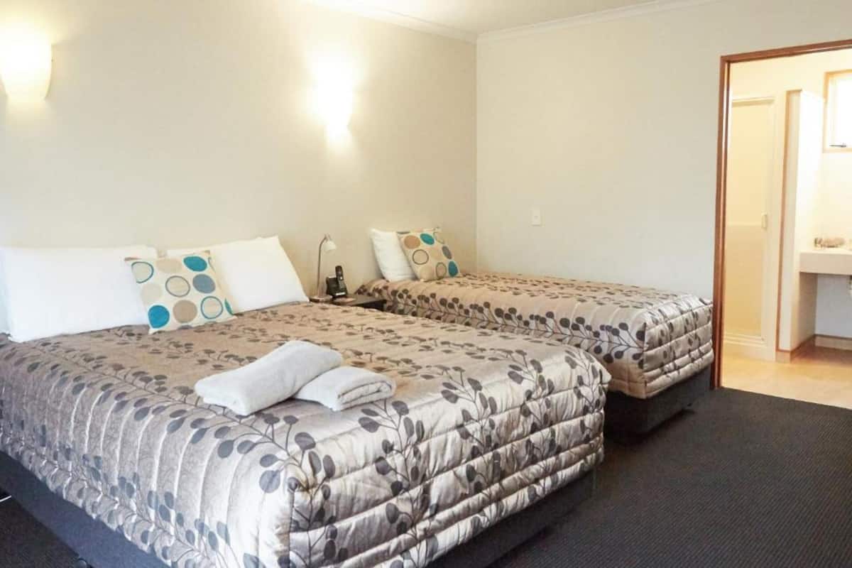 Standard Studio, Non Smoking, Kitchenette (Studio) | 2 bedrooms, iron/ironing board, free WiFi, bed sheets