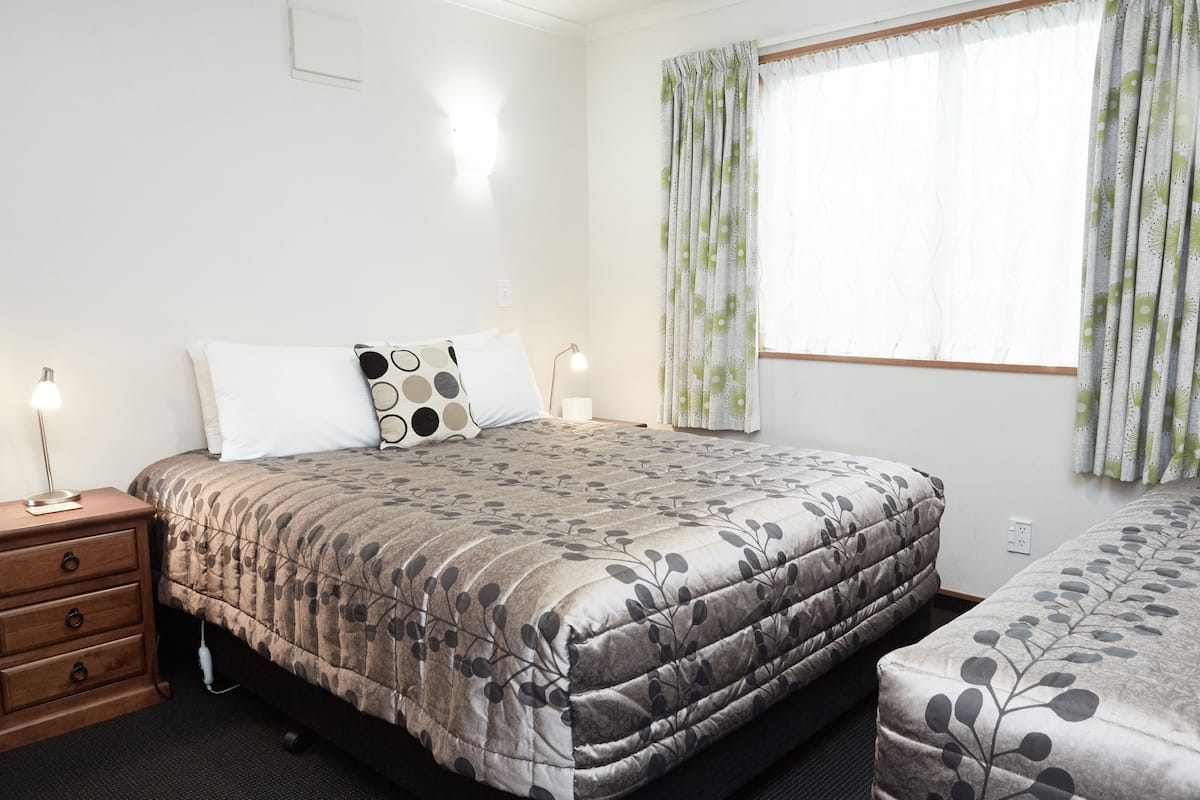 Deluxe Suite, 2 Bedrooms, Non Smoking, Kitchen | 2 bedrooms, iron/ironing board, free WiFi, bed sheets