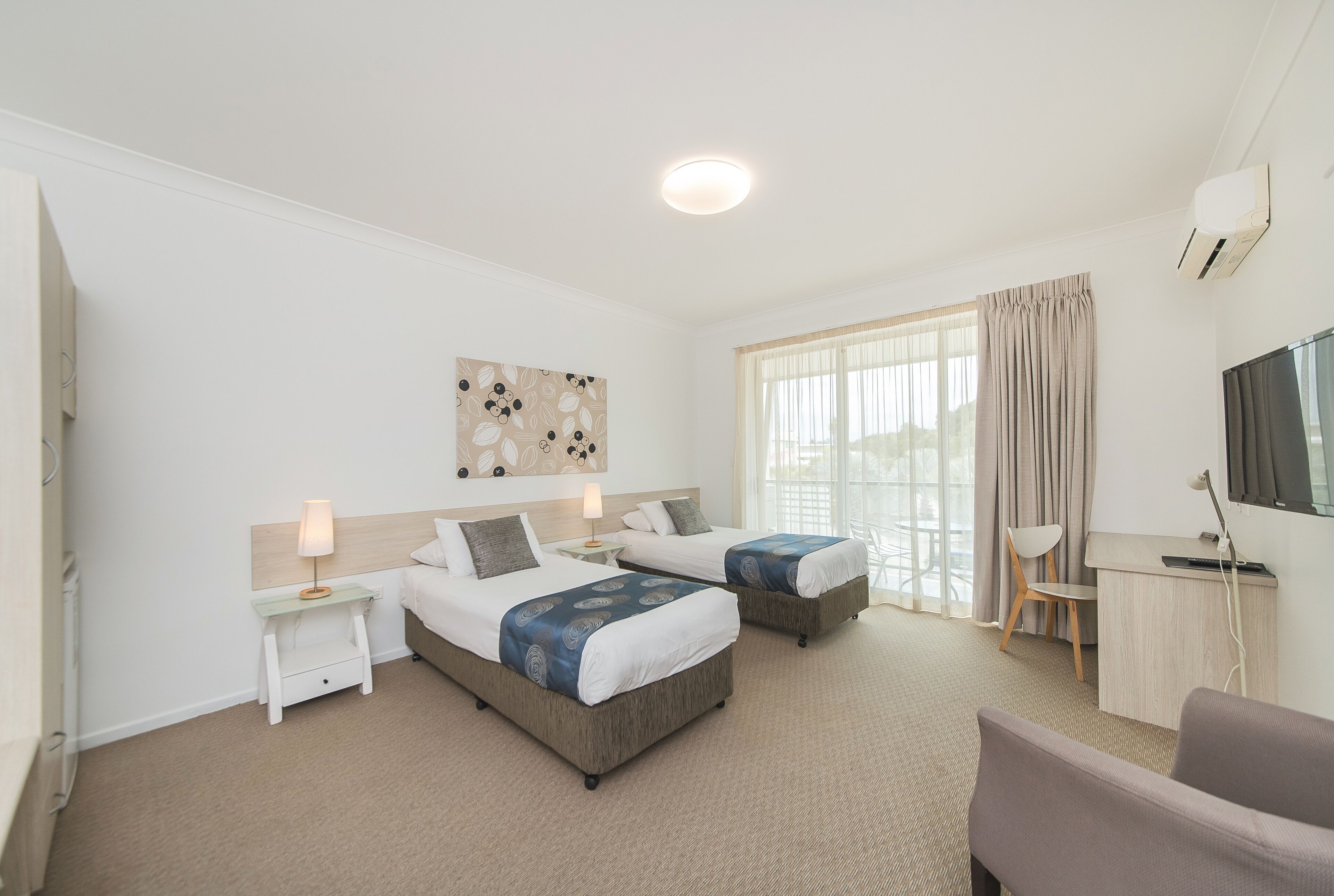 Schreibtisch, laptopgeeigneter Arbeitsplatz, Bügeleisen/Bügelbrett