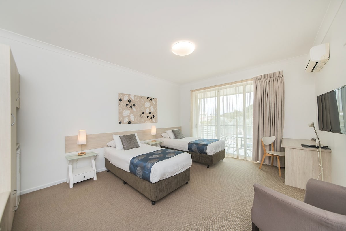 Desk, laptop workspace, iron/ironing board, free WiFi