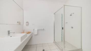 Dusche, kostenlose Toilettenartikel, Haartrockner, Handtücher