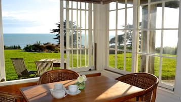 Standard Studio, Non Smoking, Kitchenette (Studio Villa) | In-room dining