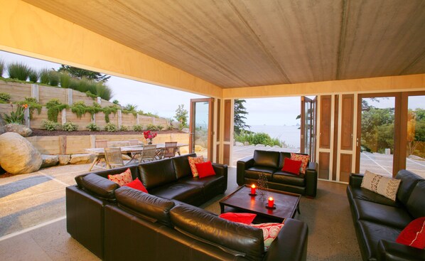 Standard Suite, 2 Bedrooms, Non Smoking, Kitchen (Oraukawa Lodge) | Living area