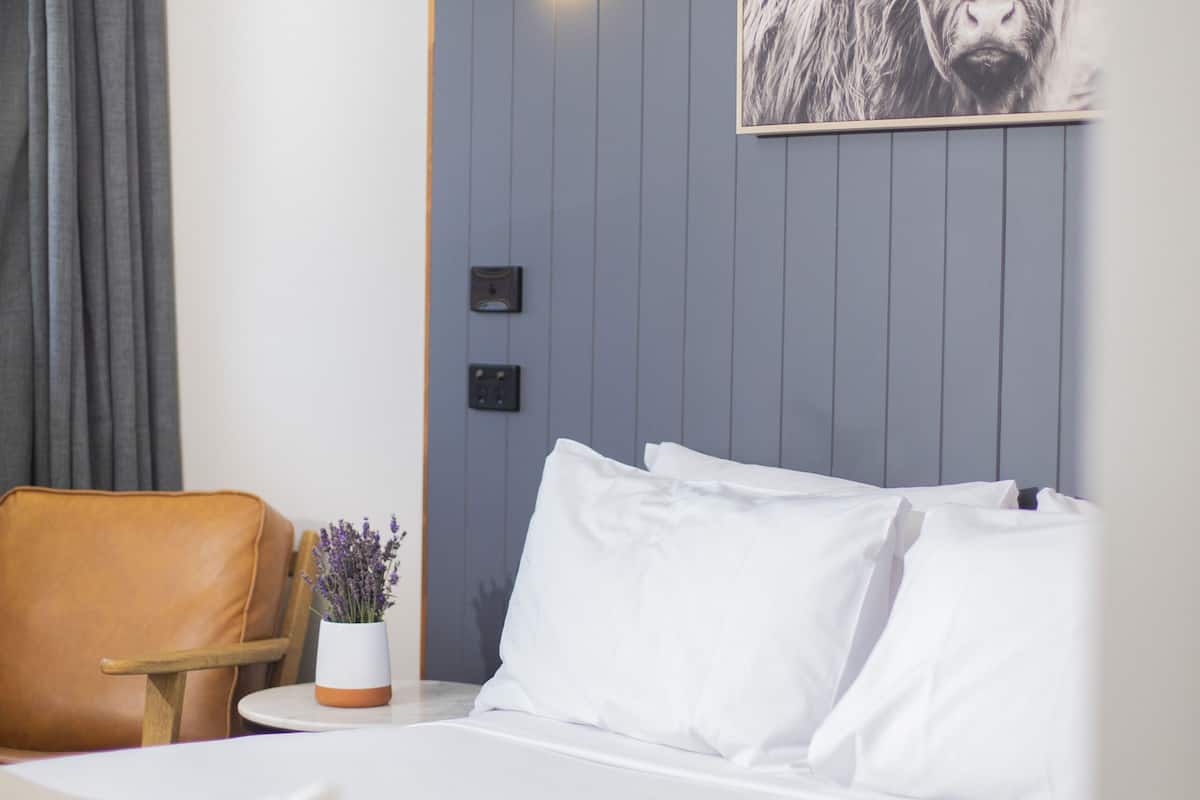 standard queen room | 1 bedroom, desk, laptop workspace, blackout curtains