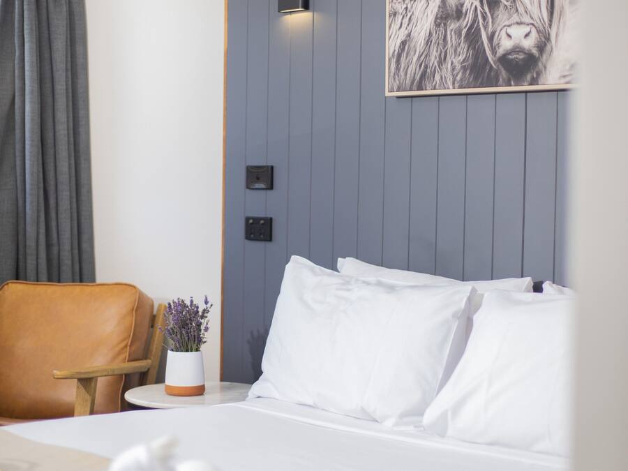 Standard Queen Room | Desk, laptop workspace, blackout drapes, soundproofing