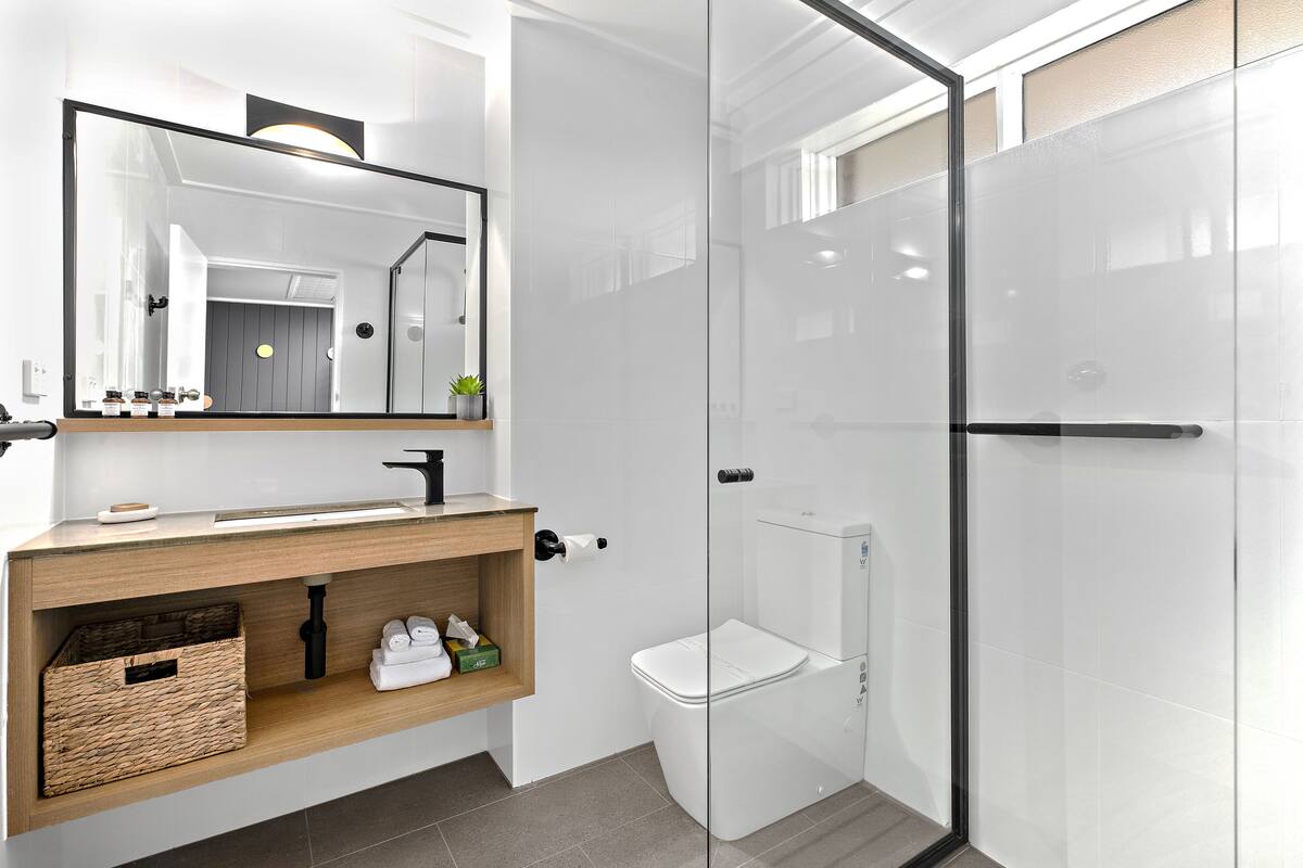 shower, free toiletries, hair dryer, towels