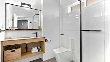 Ducha, artículos de tocador gratuitos, secador de pelo, toallas