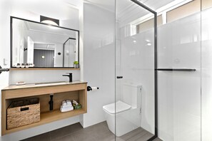 Douche, articles de toilette gratuits, sèche-cheveux