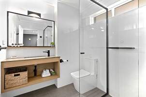 Ducha, artículos de tocador gratuitos, secador de pelo, toallas