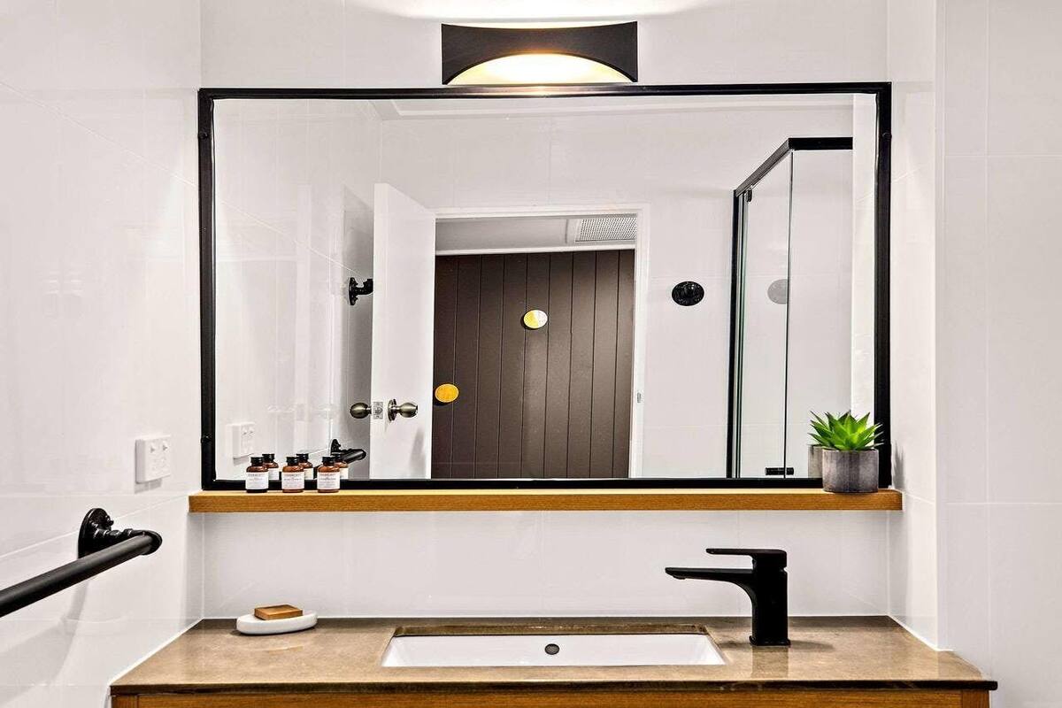 standard queen room | bathroom | shower, free toiletries, hair dryer, towels