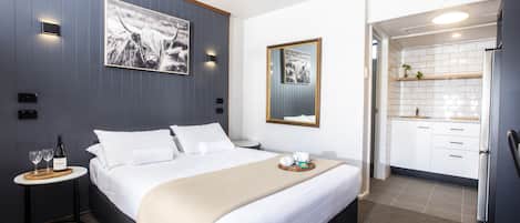 Studio Superior, 1 Tempat Tidur Queen | Meja kerja, ruang kerja ramah laptop, dan tirai kedap cahaya